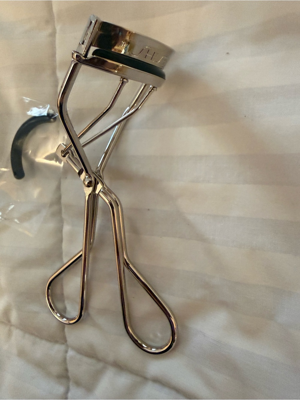 Like Shiseido Eyelash Curler #213. - Picture 5 of 8